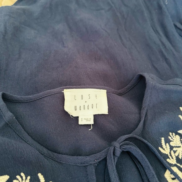 Lost & Wander Navy & White Embroidered Flowers Drapey Bell Sleeve Boho Top Small - Picture 7 of 9